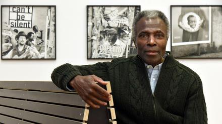 Akinbode Akinbiyi in seiner Ausstellung "Six Songs, Swirling Gracefully in the Taut Air" im Gropius Bau.