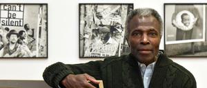 Akinbode Akinbiyi in seiner Ausstellung "Six Songs, Swirling Gracefully in the Taut Air" im Gropius Bau.
