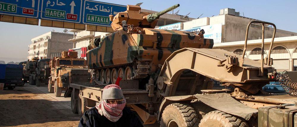 Ein türkischer Militärkonvoi fährt am 02.02.2020 durch die syrische Stadt Dana in der Rebellenprovinz Idlib.