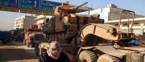 Ein türkischer Militärkonvoi fährt am 02.02.2020 durch die syrische Stadt Dana in der Rebellenprovinz Idlib.