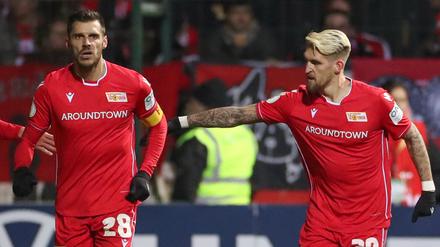 Der Torschütze Robert Andrich (r.) aus Berlin feiert seinen Treffer zum 1:0 mit Christopher Trimmel.