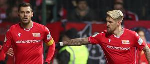 Der Torschütze Robert Andrich (r.) aus Berlin feiert seinen Treffer zum 1:0 mit Christopher Trimmel.
