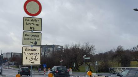 Steter Verkehrsfluss. Viele Privatautos ignorieren das Durchfahrtsverbot im Regierungsviertel.