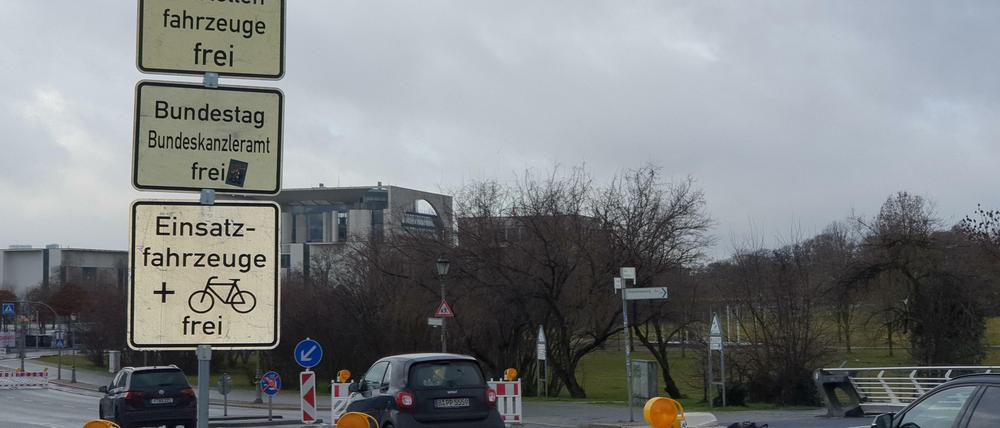 Steter Verkehrsfluss. Viele Privatautos ignorieren das Durchfahrtsverbot im Regierungsviertel.