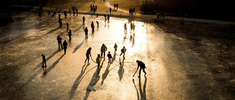 4. März 2018: Eishockey auf dem Teich im Rudolph-Wilde-Park am Rathaus Schöneberg.