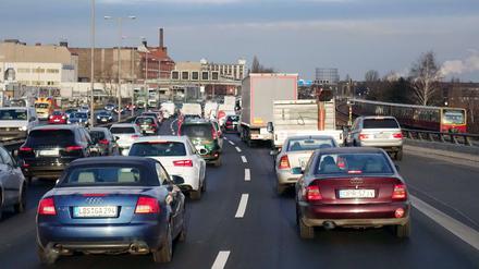 Stau auf der A100 in Richtung Norden in Höhe der Abfahrt Tempelhofer Damm.