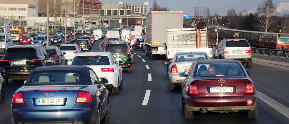 Stau auf der A100 in Richtung Norden in Höhe der Abfahrt Tempelhofer Damm.