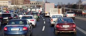 Stau auf der A100 in Richtung Norden in Höhe der Abfahrt Tempelhofer Damm.