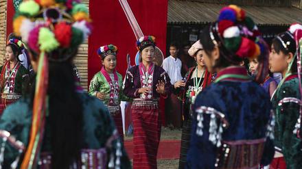 Demonstration der Vielfalt. Frauen und Mädchen der Künstlergruppe "Ta'ang Palaung»" tanzen Anfang Februar während der Feierlichkeiten zum landesweiten Ethnien-Festival in Rangun.