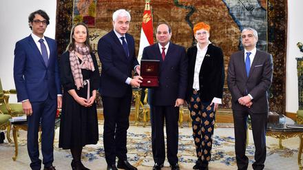 Delegation in Kairo: Ball-Chef Frey (3. v. l.), Präsident al Sisi (4. v. l.), "Tag 24"-Reporterin Katrin Koch (5. v. l.)