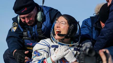 Einfach nur glücklich: Astronautin Christina Koch ist auf der Erde zurück.