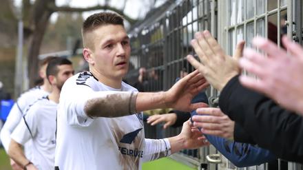 Klärungsbedarf. Daniel Frahn sucht den Kontakt zu den Fans.