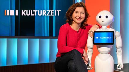 Moderatorin Cècile Schortmann mit Roboter Pepper