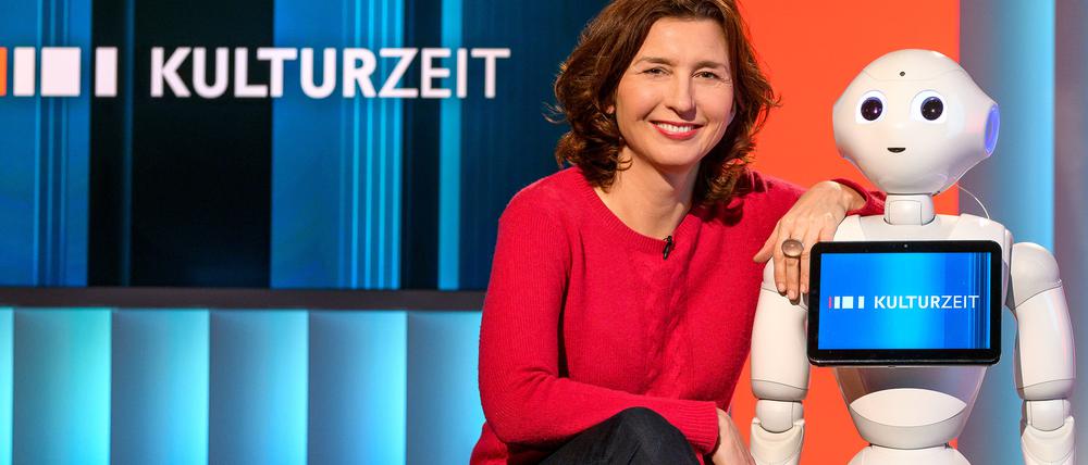 Moderatorin Cècile Schortmann mit Roboter Pepper