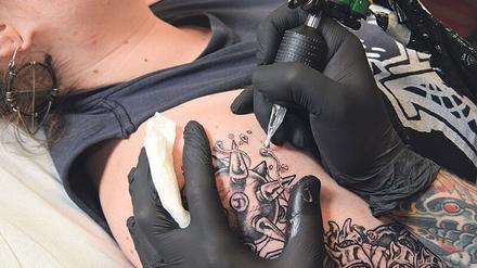 Die Farbpalette für Tattoos könnte bald eingeschränkt werden.