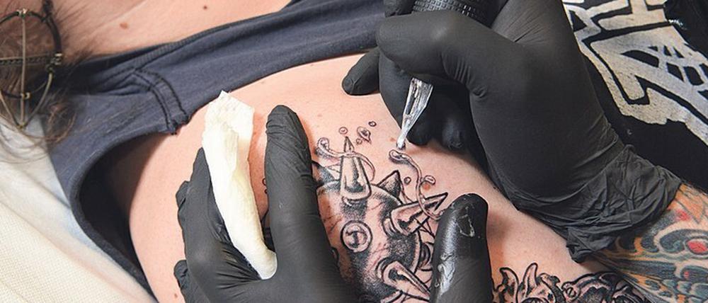 Die Farbpalette für Tattoos könnte bald eingeschränkt werden.