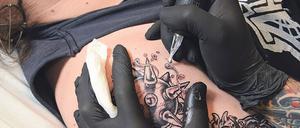 Die Farbpalette für Tattoos könnte bald eingeschränkt werden.