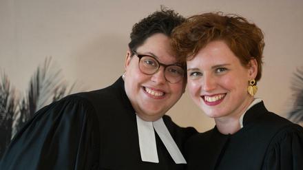 Das Pastorinnen-Ehepaar Steffi (links) und Ellen Radtke vom Youtube-Kanal "Anders Amen".