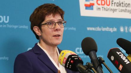 CDU-Chefin Annegret Kramp-Karrenbauer nach einer Krisensitzung mit der Thüringer Landes-CDU 