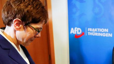 Schwierige Stunden in Erfurt: Annegret Kramp-Karrenbauer passiert ein Schild der AfD-Landtagsfraktion.