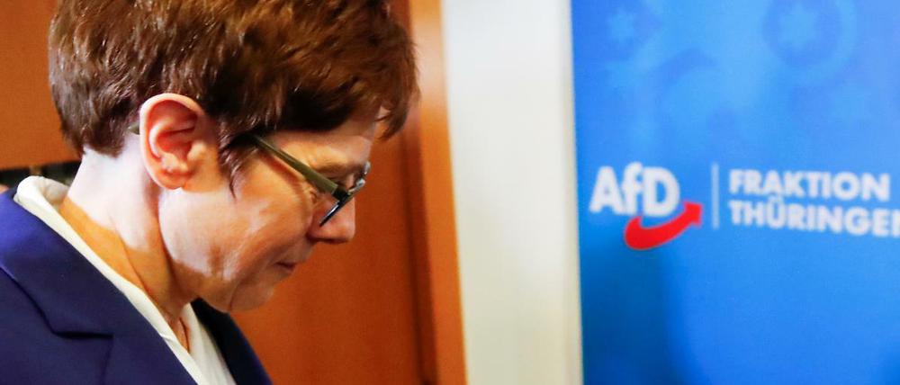 Schwierige Stunden in Erfurt: Annegret Kramp-Karrenbauer passiert ein Schild der AfD-Landtagsfraktion.
