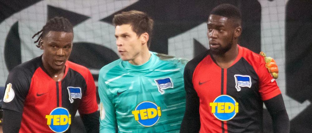 Gestützt. Viele Fußballer und Fans solidarisieren sich mit Jordan Torunarigha (r.).