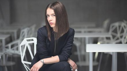 Paula Beer spielt häufig Figuren, die sehr beherrscht wirken. So wie Jana Liekam in der TV-Serie „Bad Banks“, deren zweite Staffel jetzt auch im TV zu sehen ist. Doch genau wie die Bankerin kann auch Paula Beer ausflippen, wenn etwas nicht klappt. 