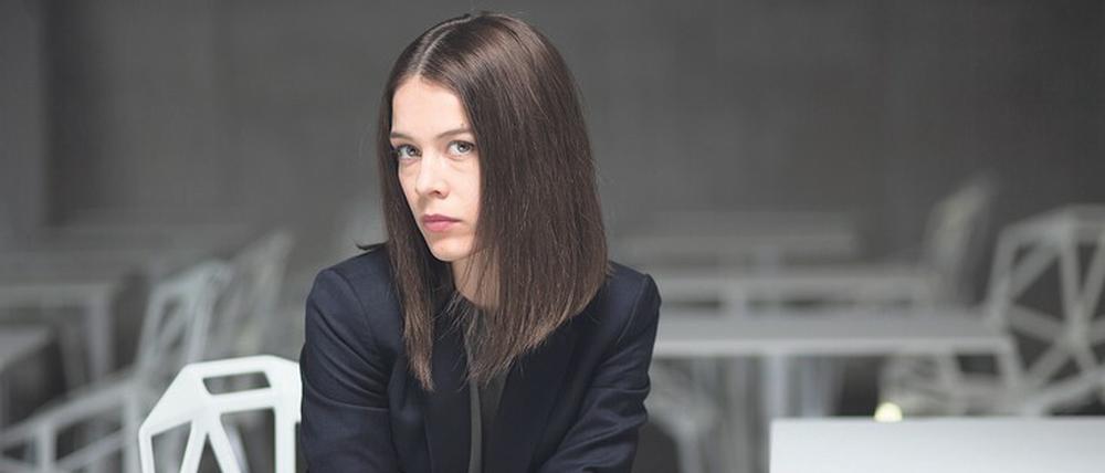 Paula Beer spielt häufig Figuren, die sehr beherrscht wirken. So wie Jana Liekam in der TV-Serie „Bad Banks“, deren zweite Staffel jetzt auch im TV zu sehen ist. Doch genau wie die Bankerin kann auch Paula Beer ausflippen, wenn etwas nicht klappt.