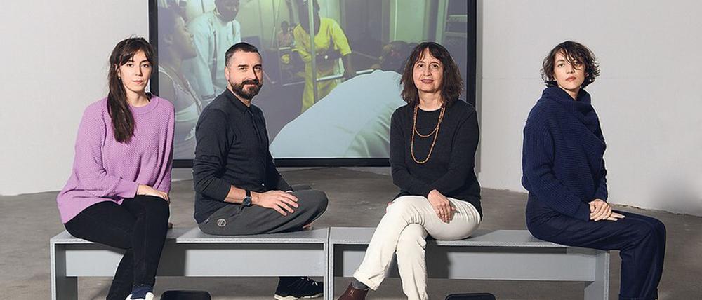 Vier für die Kunst. Renata Cervetto, Agustín Pérez Rubio, Lisette Lagnado und María Berríos im Ausstellungsraum von Ex-Rotaprint vor einer Filmarbeit von Virginia de Medeiros.