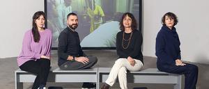 Vier für die Kunst. Renata Cervetto, Agustín Pérez Rubio, Lisette Lagnado und María Berríos im Ausstellungsraum von Ex-Rotaprint vor einer Filmarbeit von Virginia de Medeiros. 