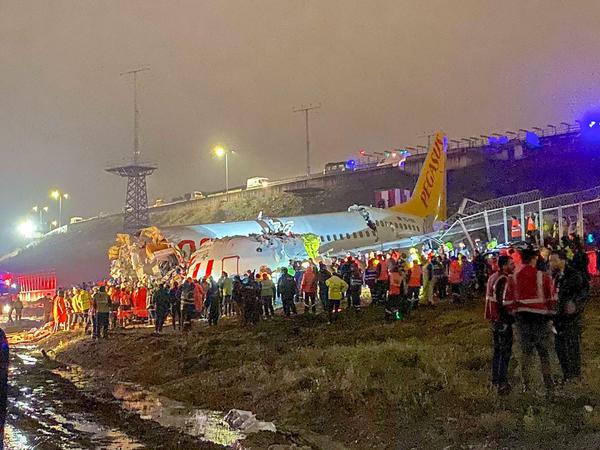 Die Boeing rutschte ins Gelände und kam erst vor einer Straße zum Stehen.