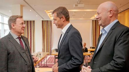 Da war vom Chaos noch nichts zu ahnen: Der damalige Thüringer Ministerpräsident Bodo Ramelow (l.), Mike Mohring (m., CDU-Chef in Thüringen) und der Fraktionsvorsitzende der FDP in Thüringen Thomas L. Kemmerich bei einem Treffen Mitte Januar.
