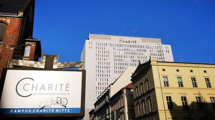Das Wahrzeichen der Charité - der Bettenturm auf dem Campus in Mitte. 