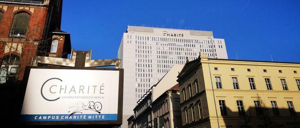 Das Wahrzeichen der Charité - der Bettenturm auf dem Campus in Mitte. 