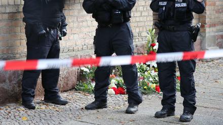 Ein Untersuchungsausschuss soll offene Fagen zum Verhalten von Passanten sowie die Polizei beim Anschlag auf die Synagoge in Halle klären (Archiv). 