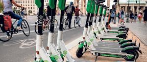 Ein Bild aus alten Tagen – am Brandenburger Tor dürfen keine E-Roller mehr abgestellt werden. Weitere Regeln sollen folgen. 
