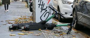 E-Scooter liegen oft auf achtlos auf Gehwegen.