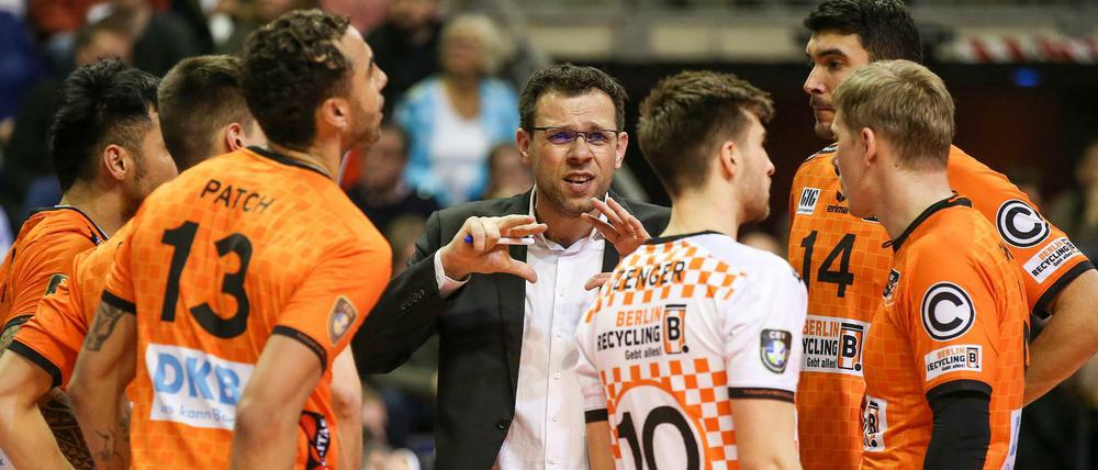 Schwierige Auswärtsaufgaben. Volleys-Coach Cedric Enard stimmt seine Spieler ein.