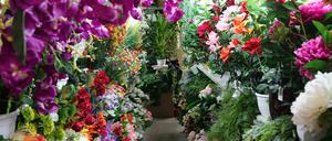 Schlechte Laune im Plastikblumenparadies: Immer weniger Kunden besuchen das asiatische Großhandeltszentrum Dong Xuan Center.