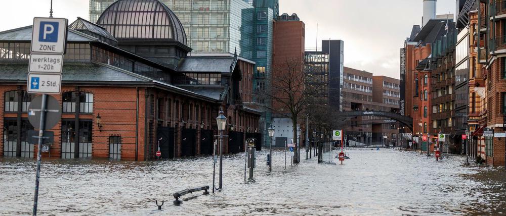 Sturmflut in Hamburg: Nach dem Orkantief Sabine sorgte das Hochwasser in Hamburg für eine schwere Sturmflut, die den Fischmarkt übeflutete. 