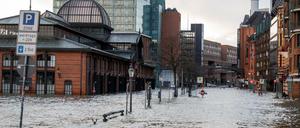 Sturmflut in Hamburg: Nach dem Orkantief Sabine sorgte das Hochwasser in Hamburg für eine schwere Sturmflut, die den Fischmarkt übeflutete. 