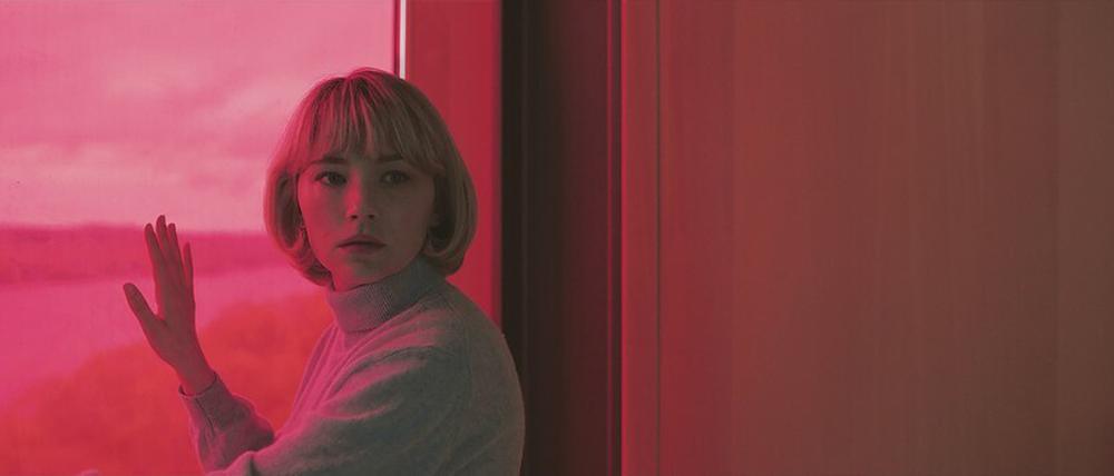 Kontrollverlust. Im Film „Swallow“ entwickelt die schwangere Protagonistin das Bedürfnis, gefährliche Dinge zu schlucken. 