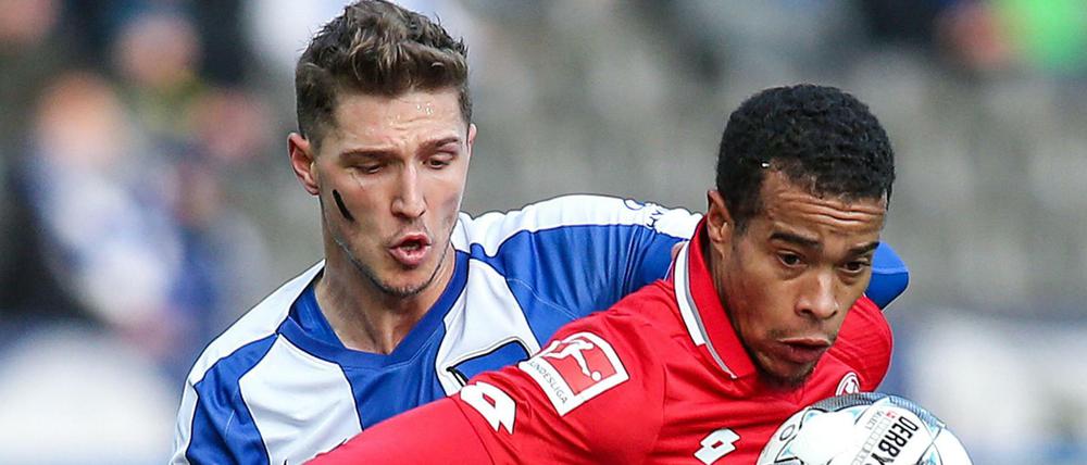 Berlins Niklas Stark (l.) kämpft gegen Robin Quaison.