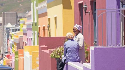 Faldela Tolker (rechts) auf ihrer „Stoep“ im Bo-Kaap.