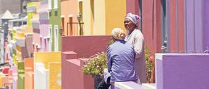 Faldela Tolker (rechts) auf ihrer „Stoep“ im Bo-Kaap.