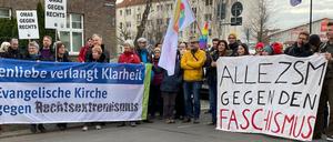 Einmal gemeinsam. Demonstranten protestieren in Erfurt gegen die Wahl Kemmerichs zum Ministerpräsidenten von Thüringen.