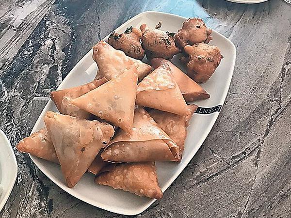 Die Samoosas aus dem Kochkurs schmecken trotz Gluthitze. 