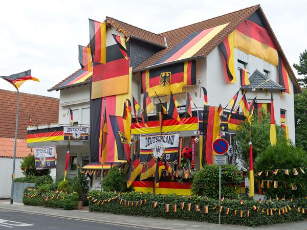 Ein mit Flaggen und Fahnen geschmücktes Wohnhaus in Frankenthal am 19. Juni 2012.