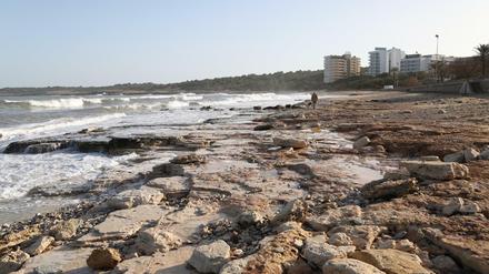 Blick auf den Strand von Cala Millor, der nach dem Unwetter einen Großteil seines Sandes verloren hat. 