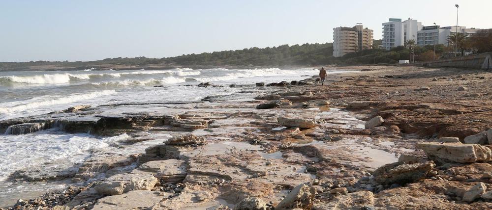 Blick auf den Strand von Cala Millor, der nach dem Unwetter einen Großteil seines Sandes verloren hat. 